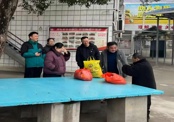 长期为他们提供免费的生活照料
